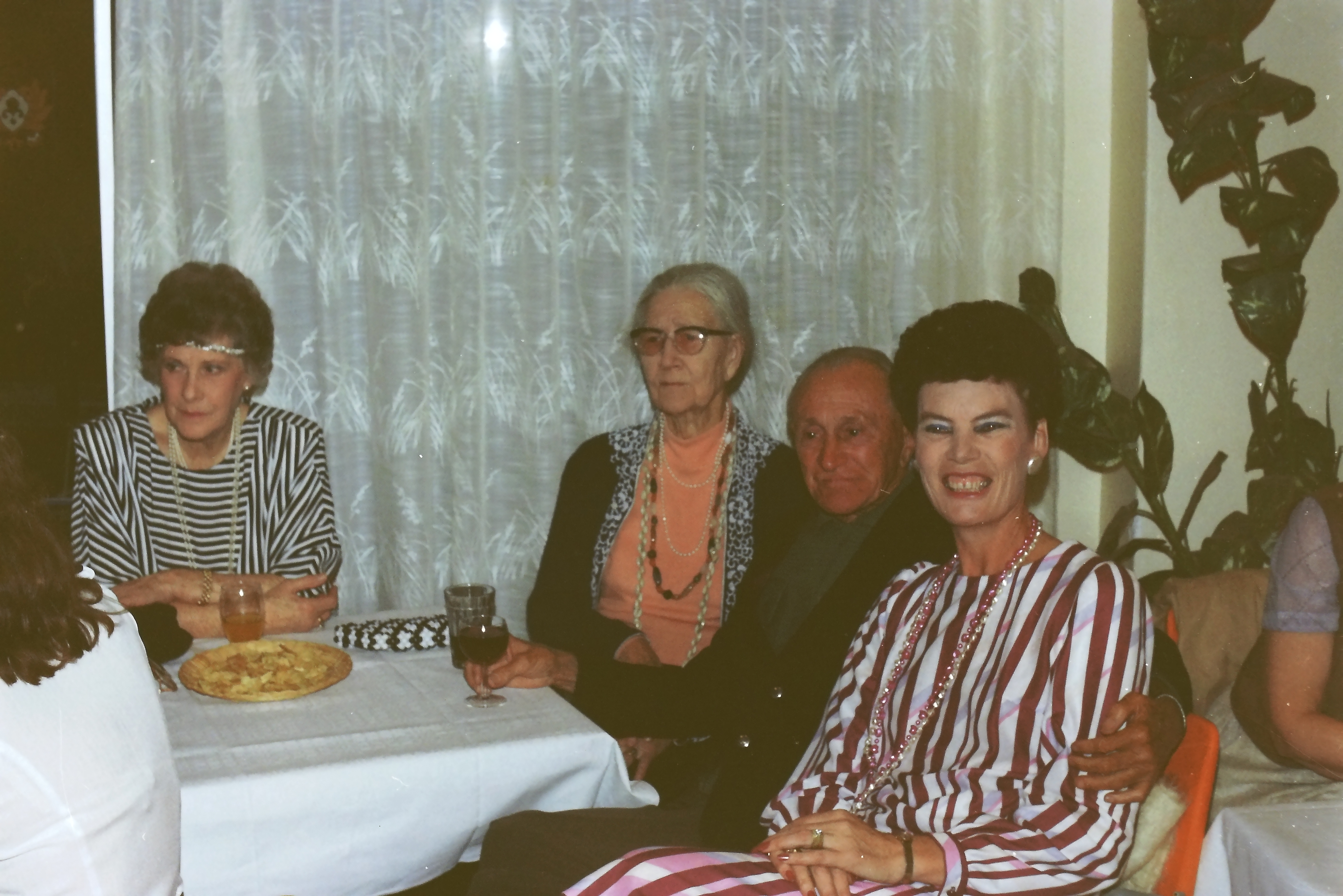 Aunt ?, Tant Sue, Grandpa, and Mom